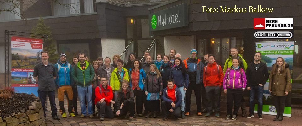 Gruppenbild vor dem H+Hotel in Willingen